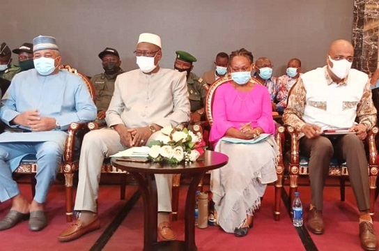 Fodé Bangoura entourés de quelques ministres