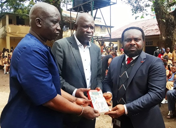 dg_uba_remise_de_livre_aux_cadres_dce
