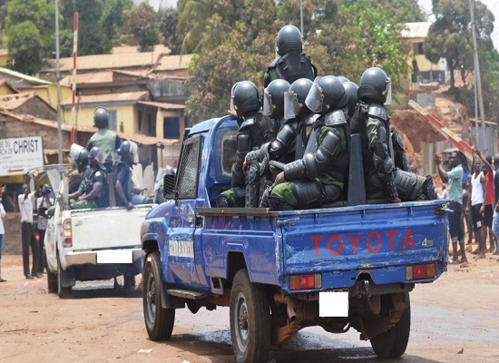 Des pickups de la gendarmerie sur le terrain à Conakry, image d'archive