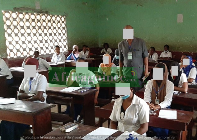Des candidats au Bac dans leur salle d’examen