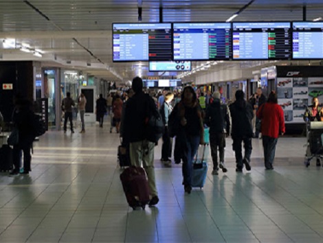 Des voyageurs à l'aéroport de Conakry