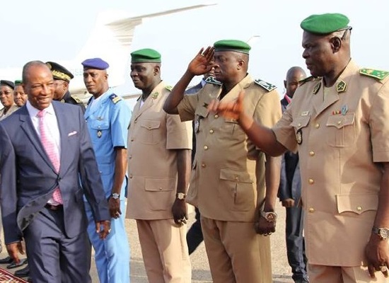 Alpha Condé, président de la République de Guinée et des hauts responsables de l'armée guinéenne