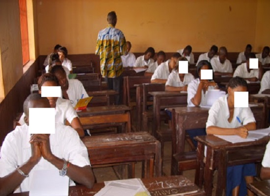 Des candidats au baccalauréat dans leur salle d'examen, image d'archive