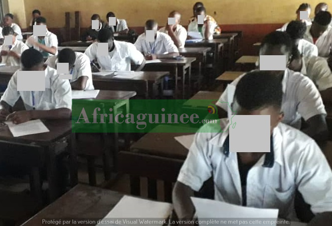 Des candidats au baccalauréat dans leur salle d'examen