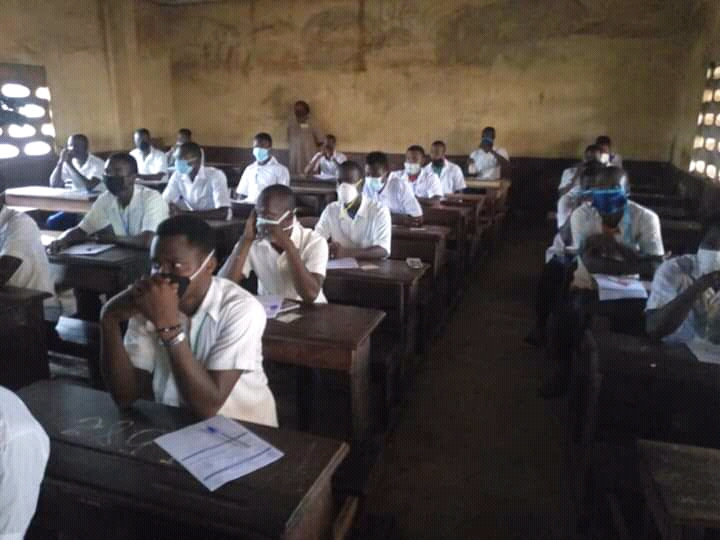 Des candidats au baccalauréat dans leur salle d'examen, image d'archive