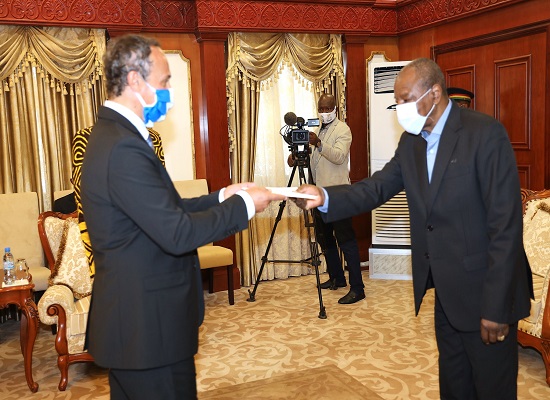 Alpha Condé, président de la République de Guinée et Marc Fonbaustier ambassadeur de France en Guinée