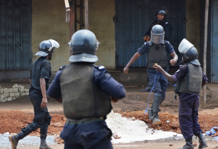 Des policiers sur le terrain du maintien d'ordre à Conakry