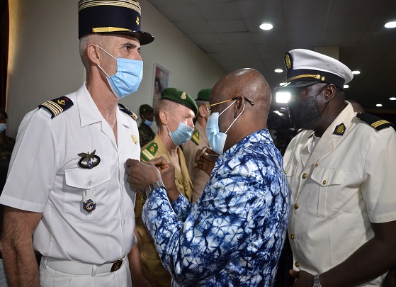 Le ministre de la Défense, Dr Mohamed Diané décorant un coopérant français