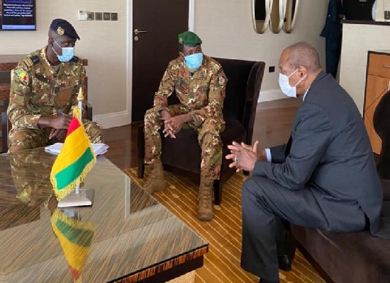 Le président Alpha Condé et le colonel Assimi Goïta lors d'un tête à tête à Accra