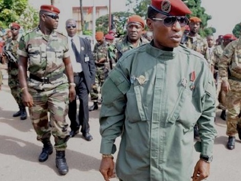 Moussa Dadis Camara en compagnie de Pivi, Toumba Diakité, image d'archive