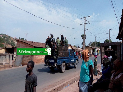 Des agents de forces de l'ordre patrouillant dans la ville de Mamou, image d'archive