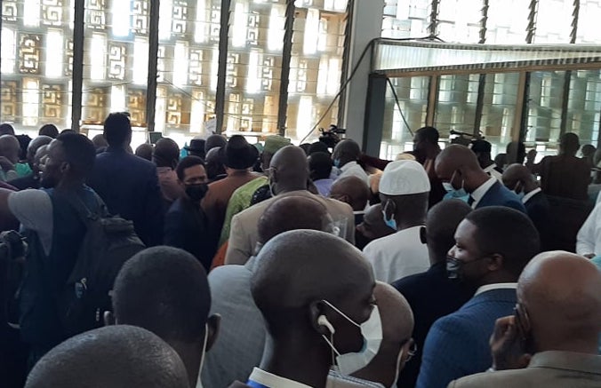Une foule massée à la rentrée de l'hémicycle au palais du peuple