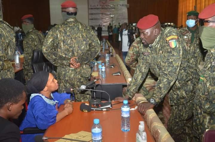 Colonel Mamady Doumbouya, président du CNRD en face de Barry Massoud