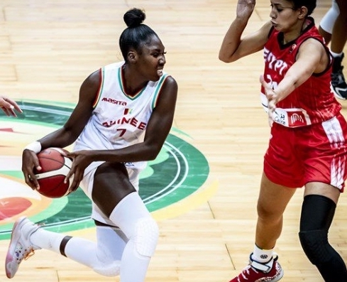 Aicha Mara en maillot blanc, tenant le ballon