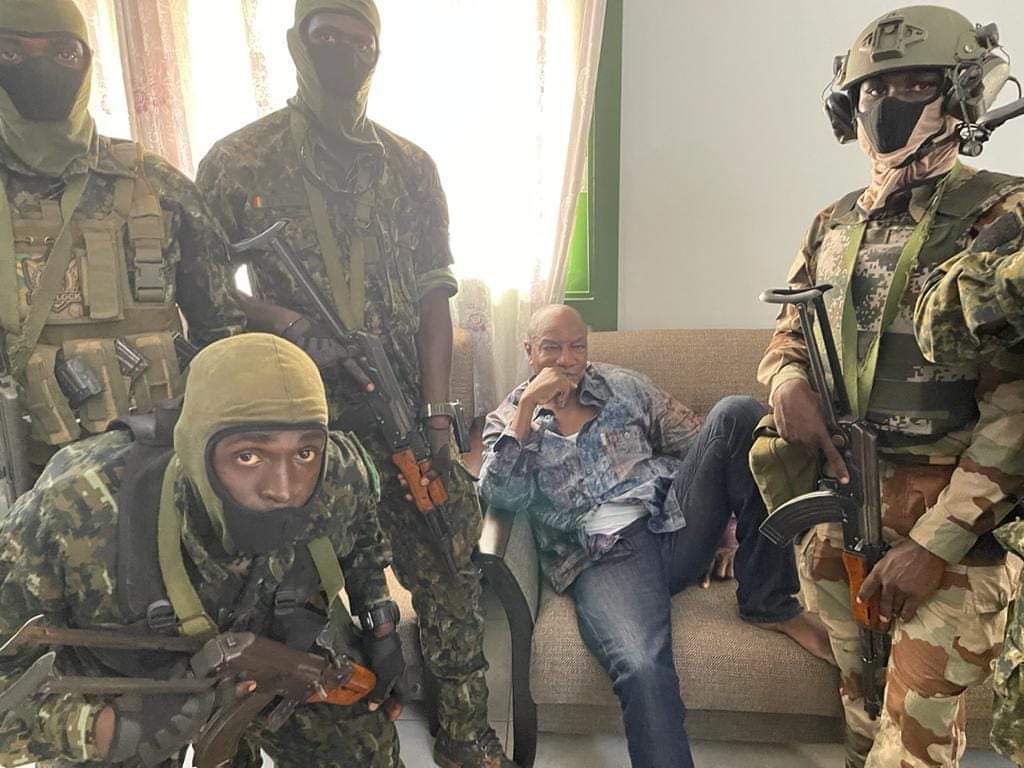 Alpha Condé, président renversé le 05 septembre, entouré par des éléments du groupement des forces spéciales