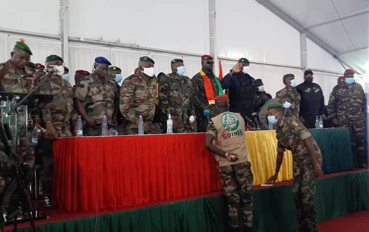 Le colonel Mamady Doumbouya entouré par des chefs de la hiérarchie militaire