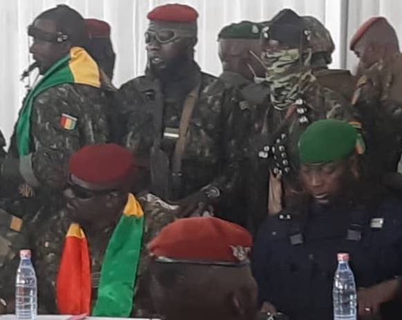 Le colonel Mamady Doumbouya entouré par des chefs de la hiérarchie militaire