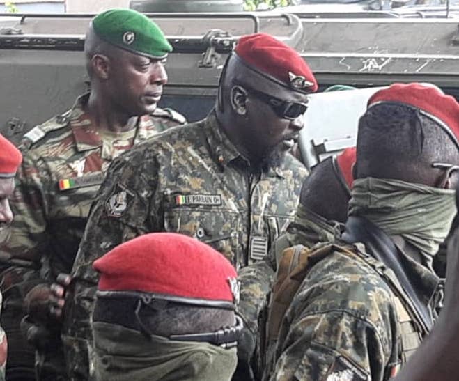 Le colonel Mamady Doumbouya, président du CNFD arrive à l'hôtel Rivieira de Conakry pour un tête-à-tête avec des émissaires de la CEDEAO