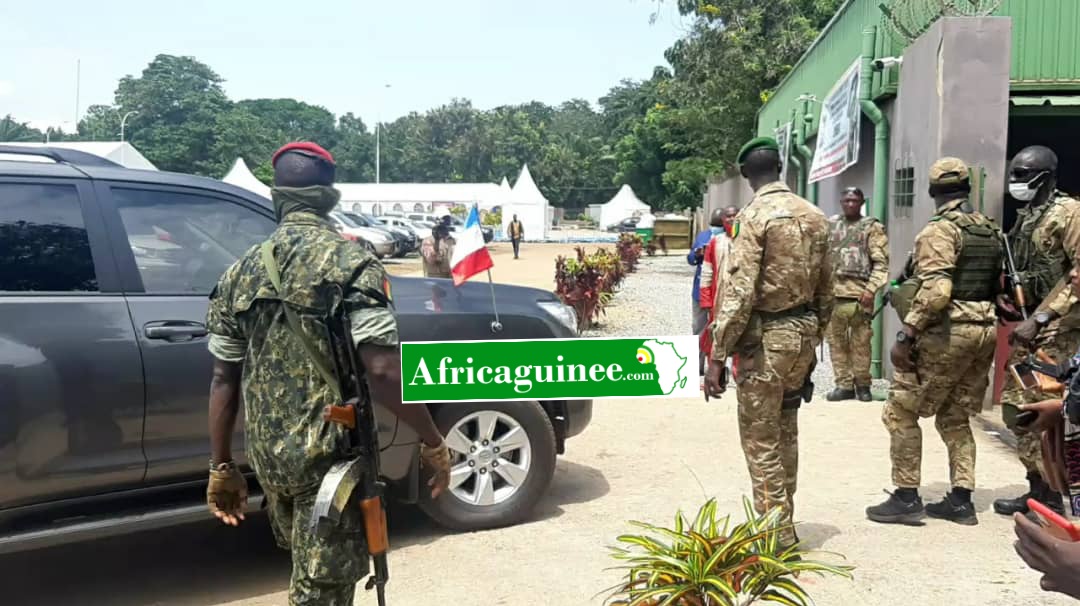 Le véhicule de l'ambassadeur de France au QG du CNRD