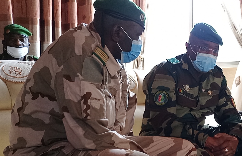 Général Mohamed Lamine Keita (D) gouverneur de N'Zérékoré, Colonel Sékou Keita (G) préfet de Nzérékoré