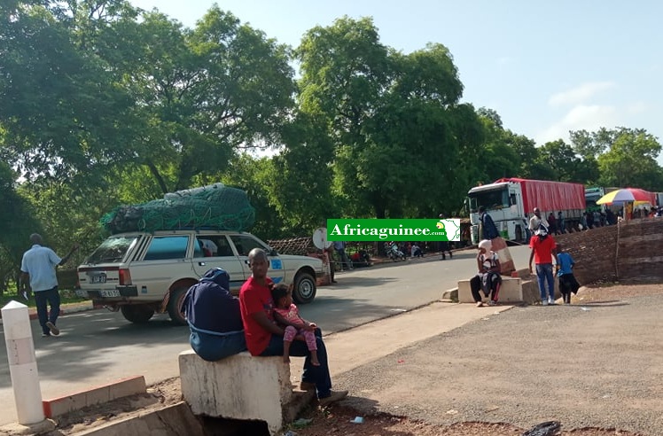 Poste frontalier de Sambailo entre la GUINÉE et le  Sénégal