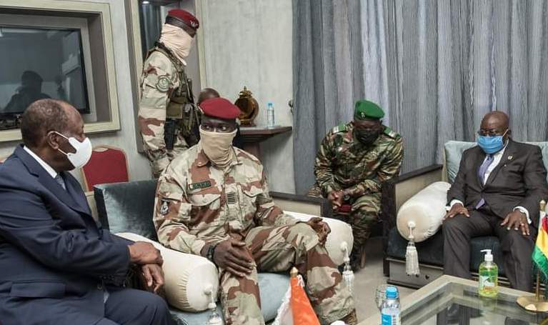 Colonel Mamady Doumbouya, président du CNRD et les présidents Alassane Ouattara et Nana Akufo-Addo à Conakry