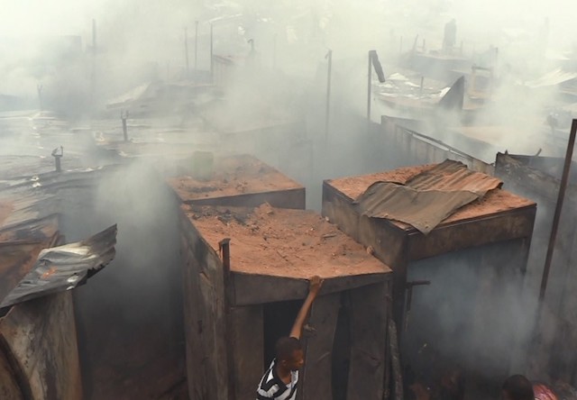 Des conteneurs ravagés par l'incendie au grand marché de Nzérékoré