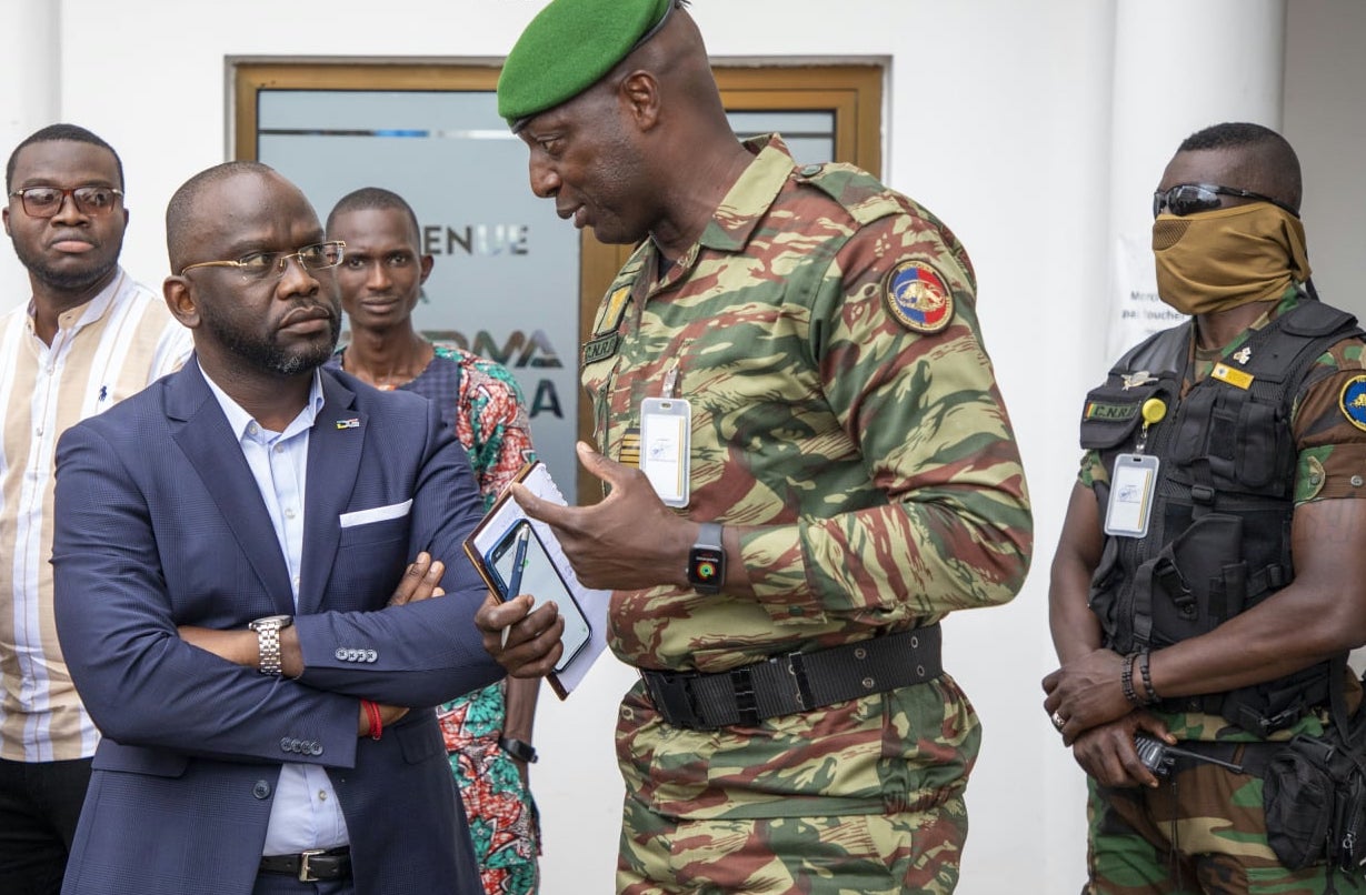 Kalil Oularé, DG de Djoma Media et le colonel Balla Samoura lors d'une visite de membres du CNRD lundi 11 octobre dans les locaux de Djoma Media