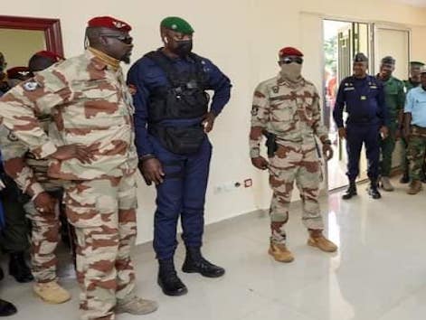 Colonel Mamadi Doumbouya, président de la transition guinéenne et le Haut commandant de la gendarmerie