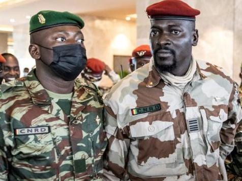 Colonel Mamadi Doumbouya, président de la transition guinéenne et le ministre secrétaire général à la présidence Amara Camara