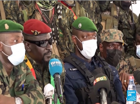 Colonel Mamadi Doumbouya, président de la transition guinéenne entouré des colonels Amara Camara et Balla Samoura