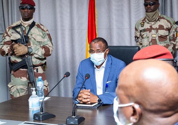 Mohamed Beavogui, Premier ministre de la transition Guinéenne entouré de membres du CNRD