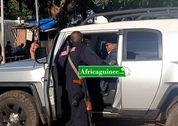 Ousmane Gaoual Diallo contrôlé par un policier à la rentrée de la primature
