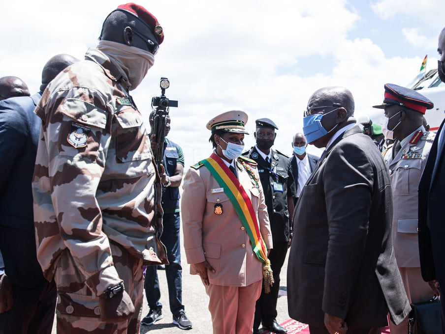 Colonel Mamadi Doumbouya, président de la transition guinéenne recevant Nana Akuffo Addo à Conakry en septembre dernier