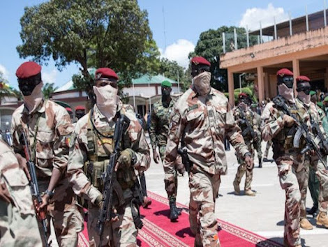 Colonel Mamadi Doumbouya, président de la transition guinéenne entouré  de sa garde rapprochée