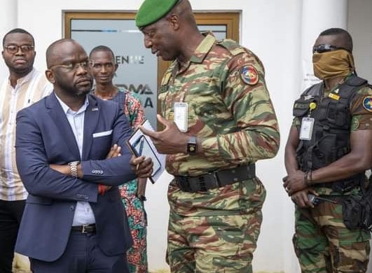 Kalil Oularé, DG de Djoma Media et le colonel Balla Samoura lors d'une visite de membres du CNRD lundi 11 octobre dans les locaux de Djoma Media