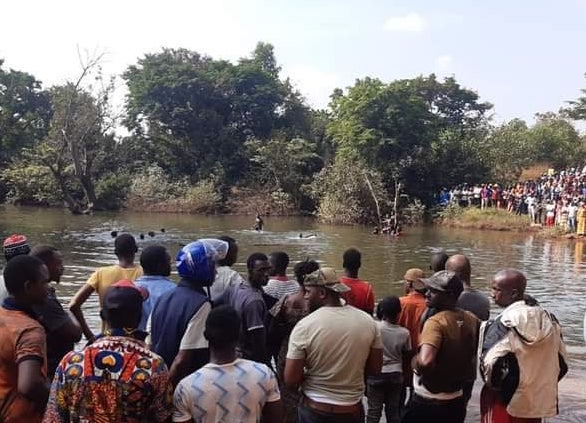 Des curieux rassemblés sur les lieux de l'accident, crédit photo Poullo Toro Linsan