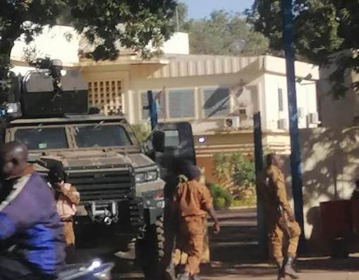 Des militaires postés devant la RTB