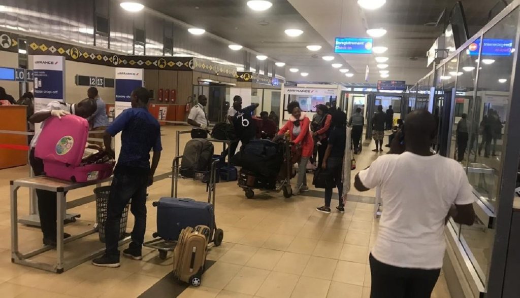 Des voyageurs à l'aéroport de Conakry