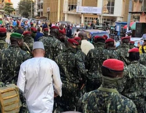 Colonel Mamadi Doumbouya, président de la transition guinéenne dans les rues de Kaloum