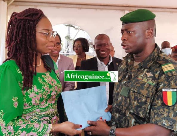 Colonel Amara Camara, ministre Secrétaire Général à la Présidence et Rose Pola Pricemou, ministre de l'information