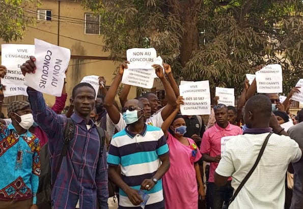 Des enseignants rassemblés devant le ministère de l'Education à Kaloum