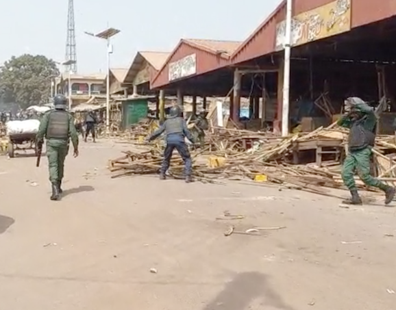 Des gendarmes dispersent des manifestantes au marché de Kindia