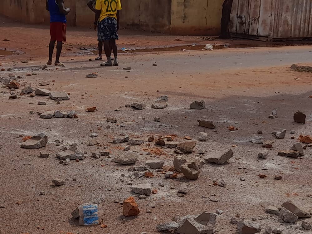 Des manifestants érigent des barricades à Kankan