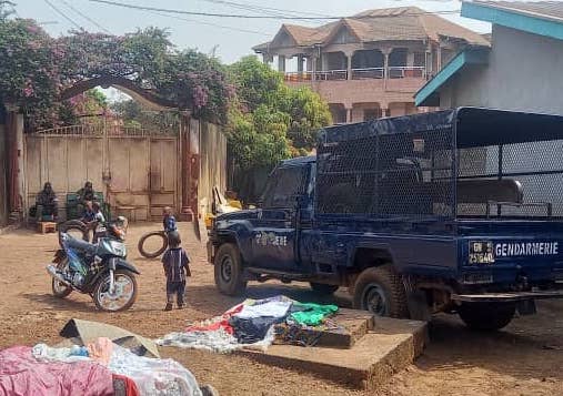 Des gendarmes assis à la devanture de l'ancien domicile d'Elhadj Abdoulaye Sow à Wanindara