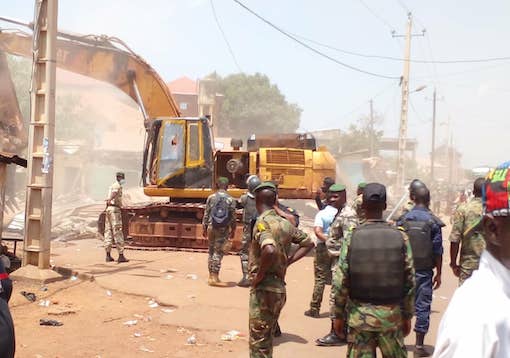 Des militaires supervisent la démolition des bâtiments à Mamou