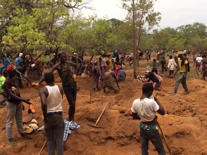 Des orpailleurs dans une mine, image d'archive