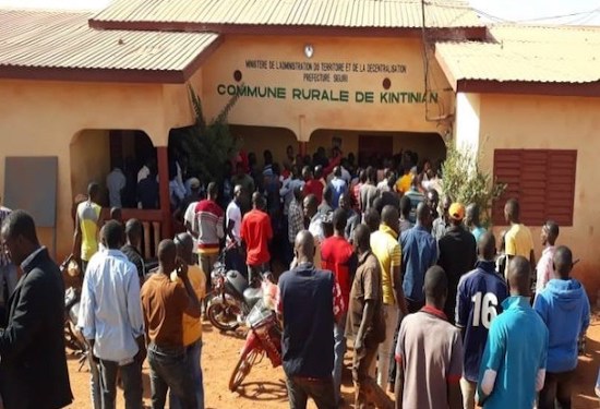 Des jeunes rassemblés devant la commune rurale de Kintinian