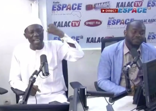 Aboubacar Soumah, leader du parti GDE, dans le studio de la radio espace Fm