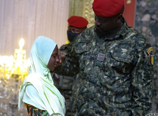 Colonel Mamadi Doumbouya, président de la transition guinéenne et l'orpheline Safiatou Diallo